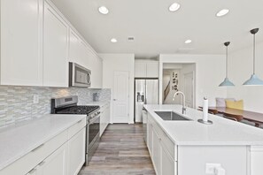 Réfrigérateur, four à micro-ondes, un four, surface de cuisson