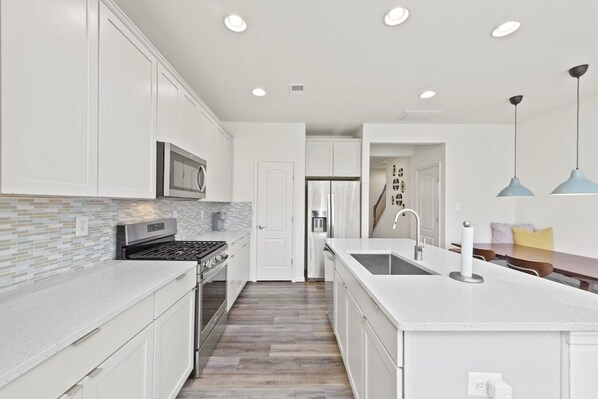 Refrigerador, microondas, horno y parrilla de estufa 