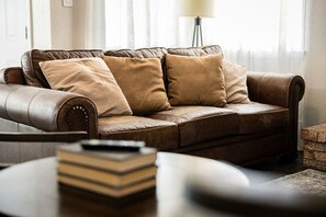 Téléviseur, foyer, table de baby-foot