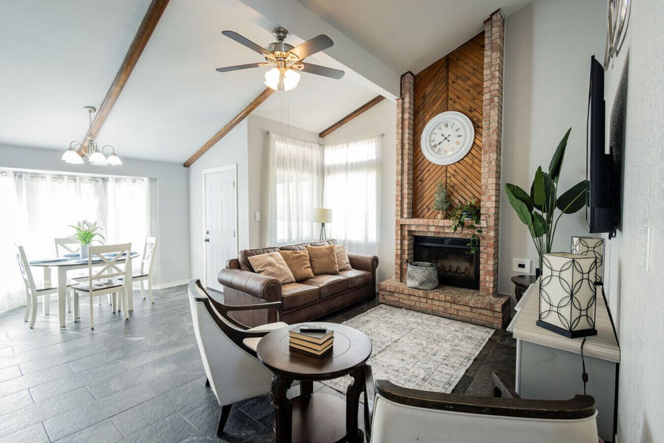 Televisión, chimenea y futbolito 