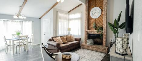 Televisión, chimenea y futbolito