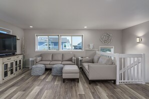 TV, DVD player, books, video library - Charming dog-friendly home with ocean-view, beach access, & washer/dryer (Bandon)