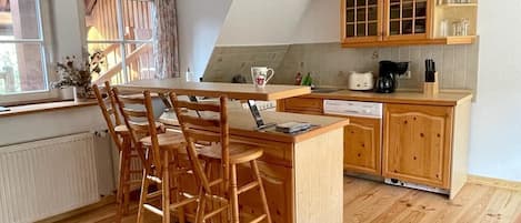 冷蔵庫、オーブン、コンロ、食器洗い機