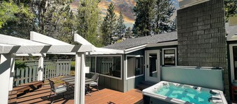 Modern Tollgate Home - HOT TUB, Half Acre Lot