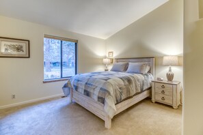 3 quartos, cofres nos quartos, ferros/tábuas de passar roupa