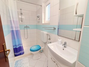 Douche, serviettes fournies