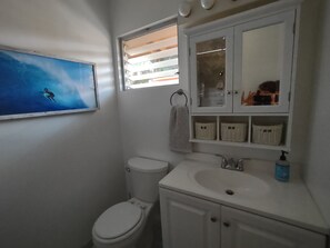 Douche, sĂšche-cheveux, serviettes fournies, papier toilette