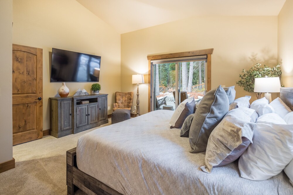 Luxury Pour House Lodge private, hot tub, firepit Ronald Vrbo