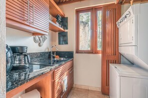 Kjøleskap, mikrobølgeovn, kaffetrakter/tekoker og brødrister