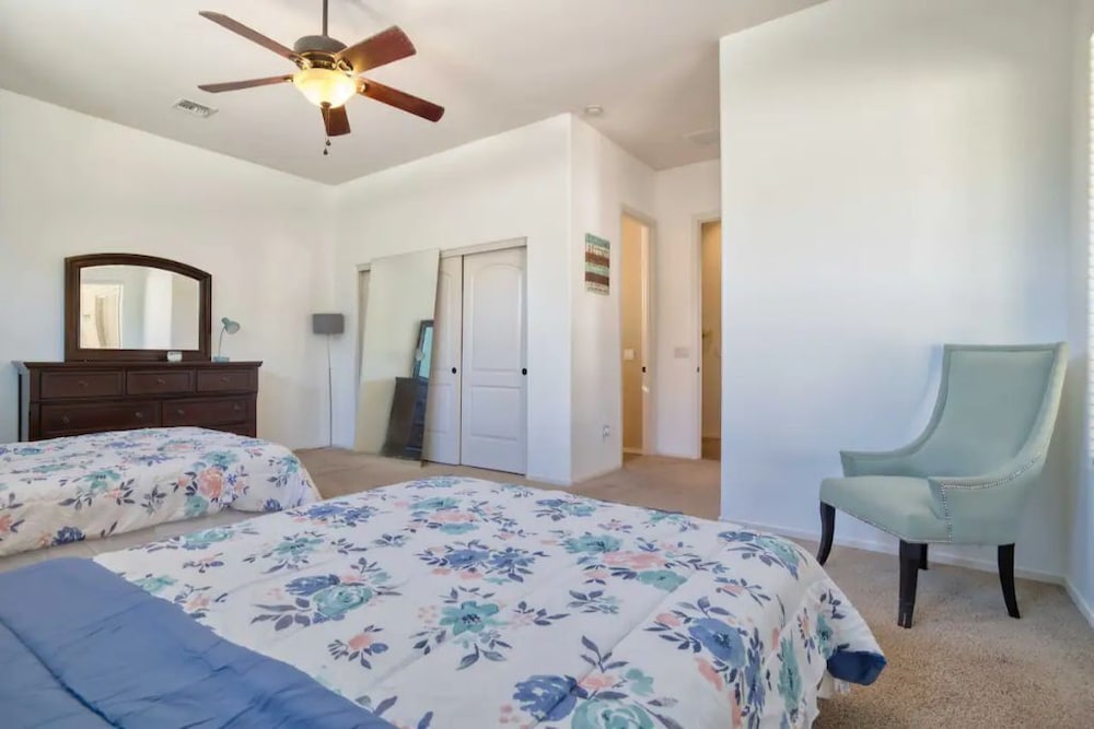 Modern Paradise King Bed + EV Charger +Pool Table Goodyear Vrbo