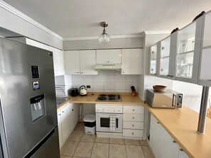 Kühlschrank, Mikrowelle, Ofen, Wasserkocher