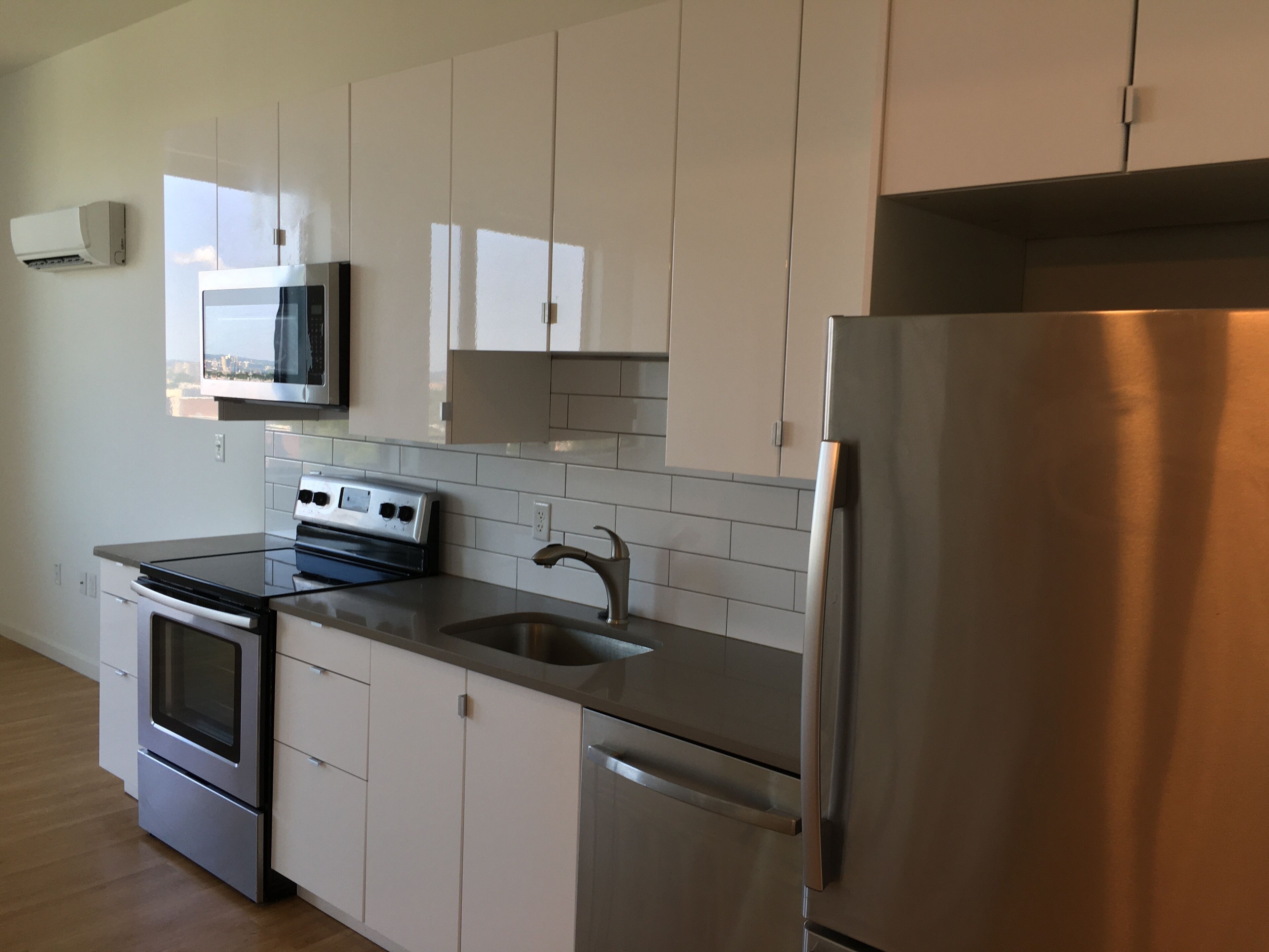 Een koelkast, een magnetron, een oven, een kookplaat