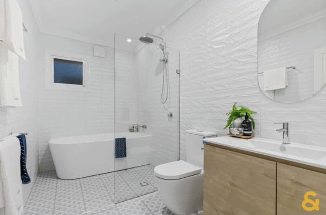 Bañera, toallas, jabón, papel higiénico