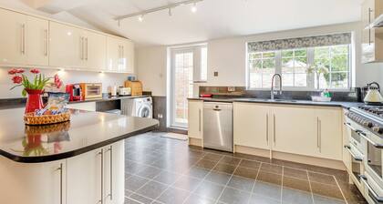 5 bedroom accommodation in Flamborough