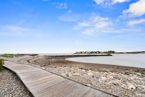 Plage à proximité, chaise longue, serviettes de plage