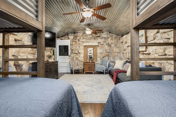 4 bedrooms, iron/ironing board, WiFi, bed sheets