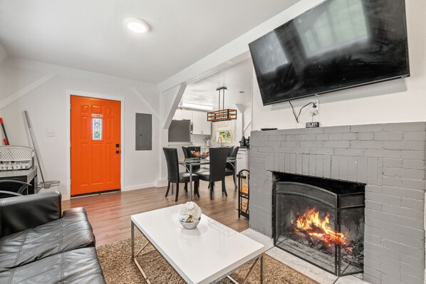 Interior - 5BR Seattle Barn house, 15 Min to Stadiums (Tukwila)