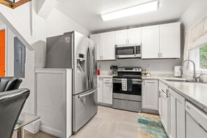 Fridge, microwave, oven, stovetop - 5BR Seattle Barn house, 15 Min to Stadiums (Tukwila)