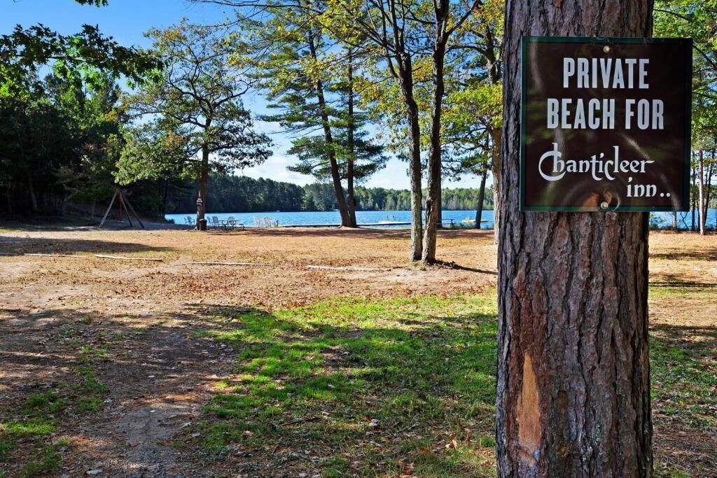 Un panneau indiquant une plage privée réservée aux clients de l’hôtel Chanticleer Inn.