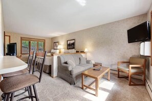 Premium bedding, free WiFi, bed sheets - Chanticleer Inn (Eagle River)