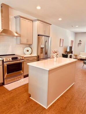 Fridge, microwave, oven, stovetop - Modern LoSo Retreat|Walk to Breweries & Light Rail (Charlotte)