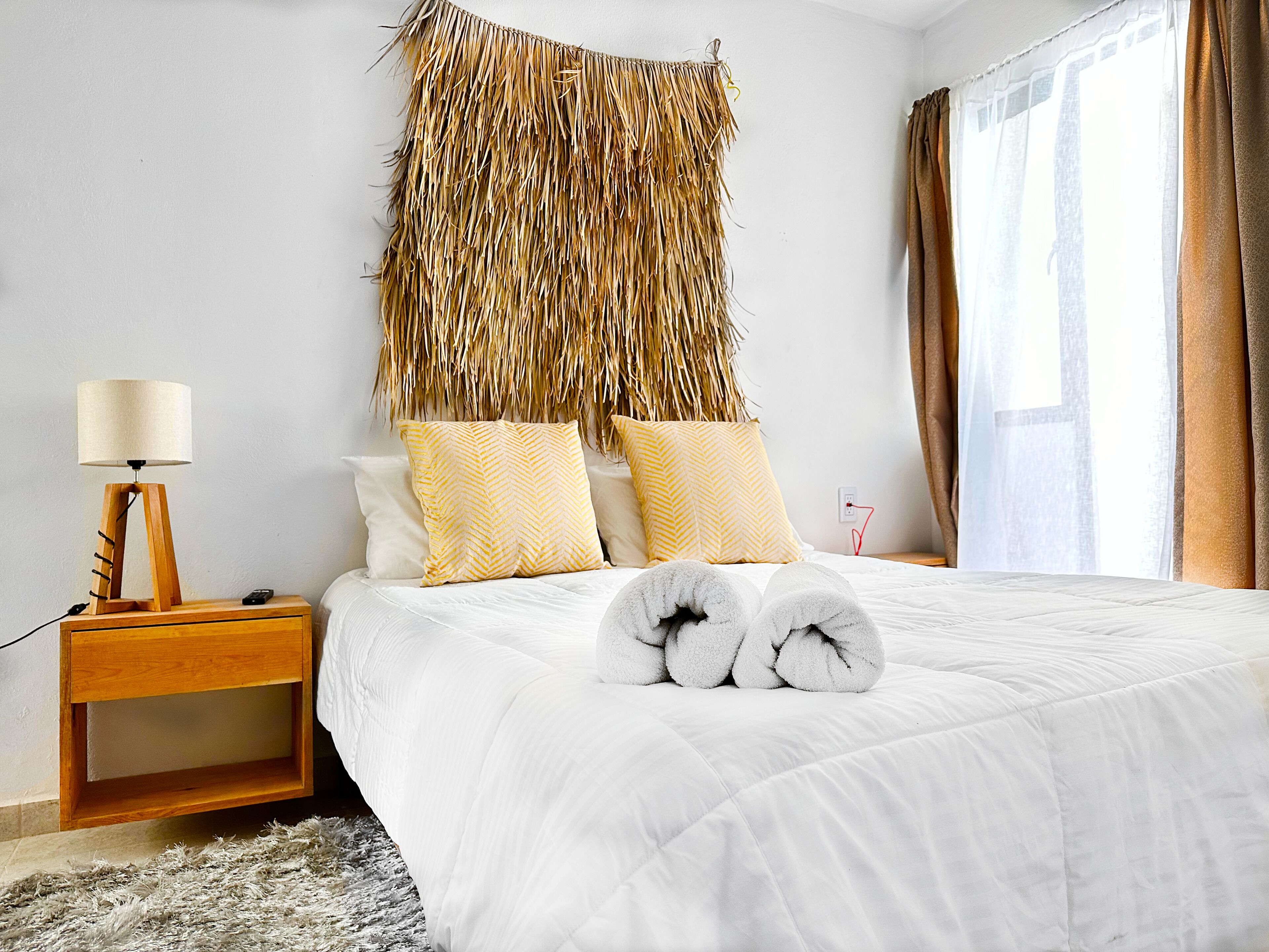 Decoración personalizada, escritorio y espacio para trabajar con laptop 