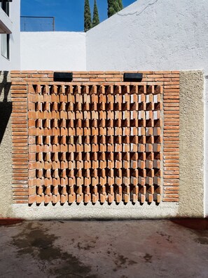 Una pared de ladrillo con un diseño de rejilla.