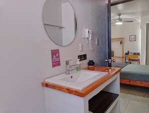 Habitació júnior | Bany | Dutxa, capçal de dutxa tipus cascada, tovalloles i sabó 