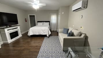 1 dormitori, caixa forta a l'habitació i escriptori