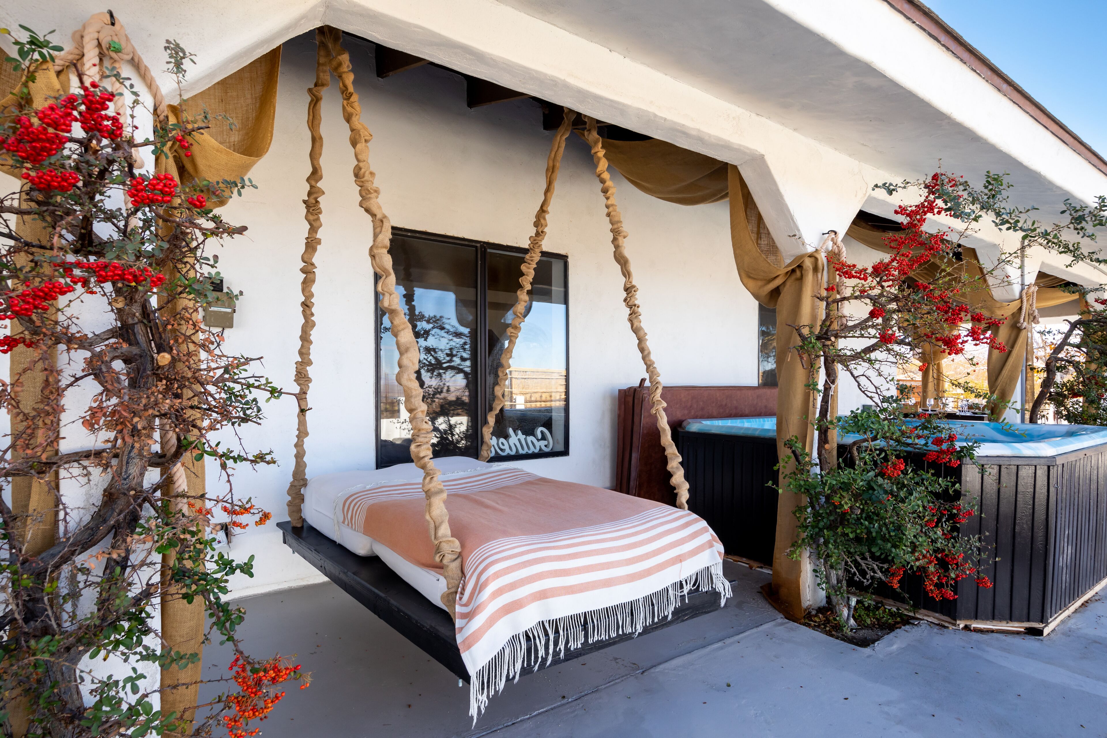 Une chambre avec un lit, une fenêtre et un jacuzzi.