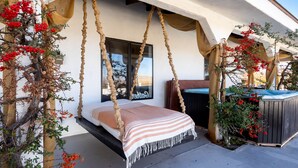 Une chambre avec un lit, une fenêtre et un jacuzzi.