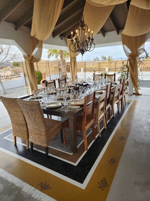 Outdoor dining - 5 Acre Elegant Villa, POOL, Ebikes, Game Room, and Walk to JT National Park (Twentynine Palms)