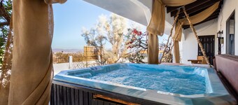 5 Acre Elegant Villa, POOL, Ebikes, Game Room, and Walk to JT National Park