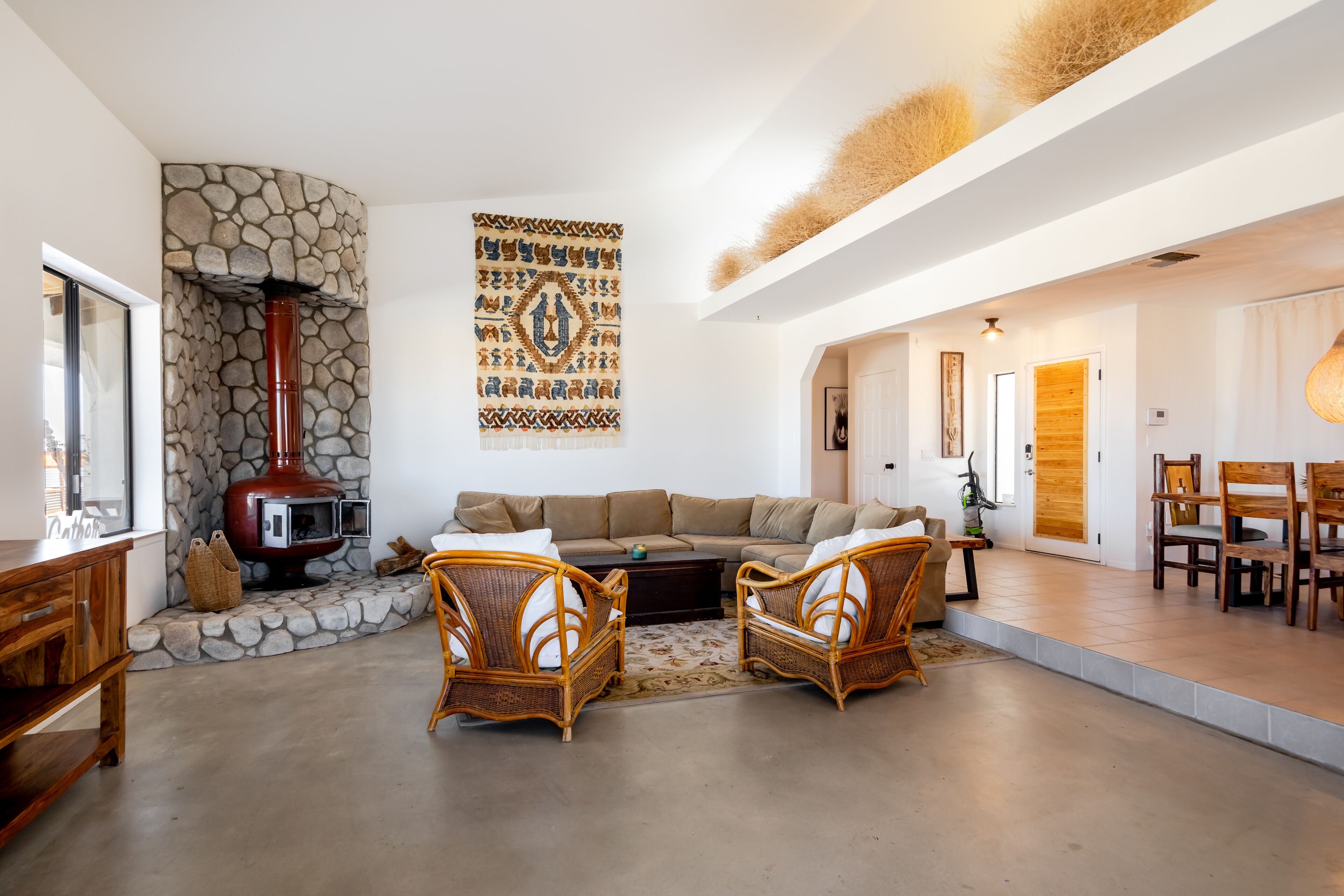 Älytelevisio, takka, DVD-soitin, kirjoja