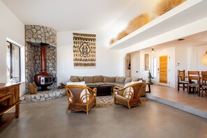 Smart TV, chimenea, reproductor de DVD y libros 