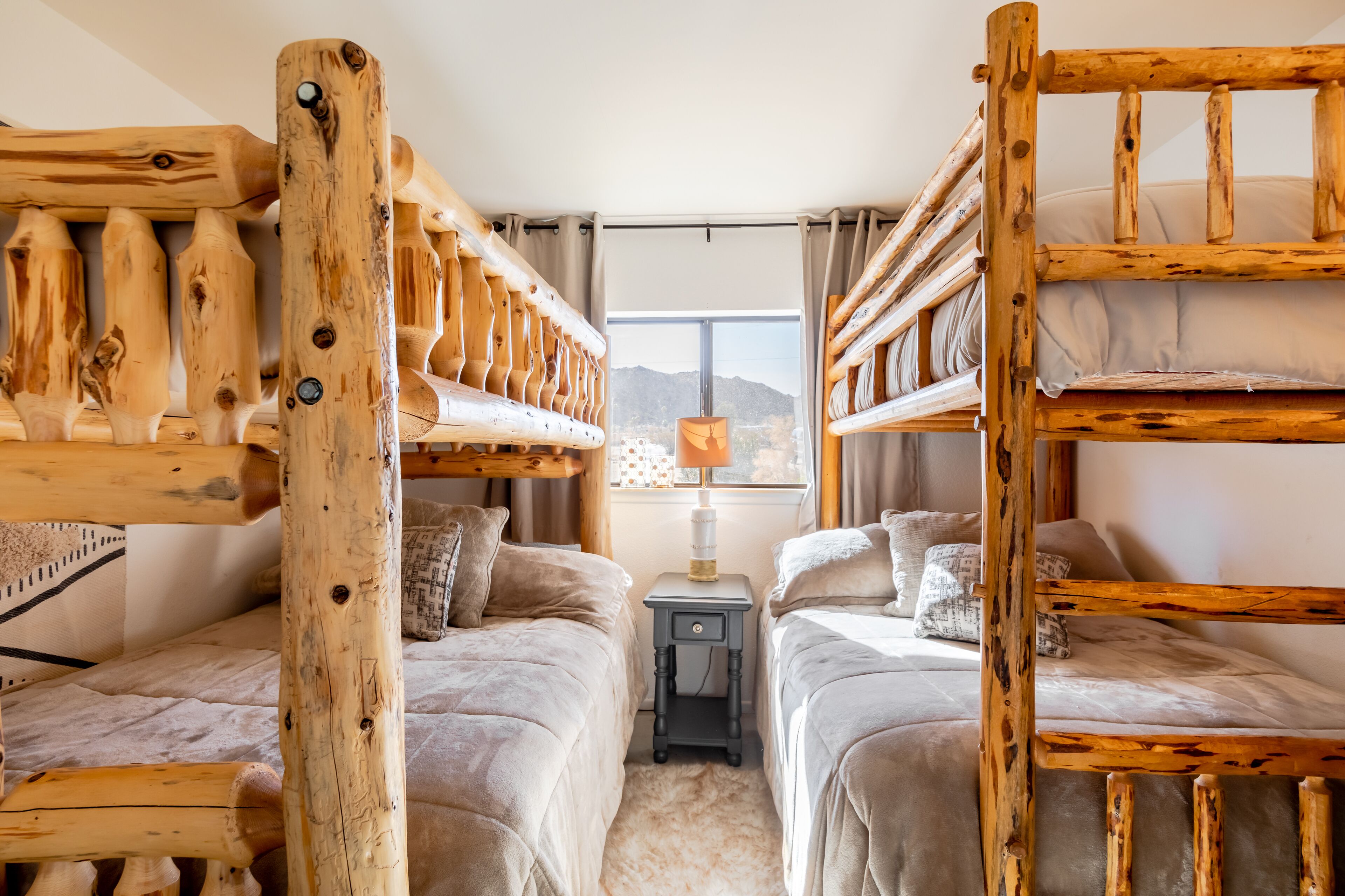 4 makuuhuonetta, työpöytä, silitysrauta/-lauta, vauvan matkasänky