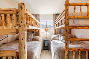 4 habitaciones, escritorio y tabla de planchar con plancha 