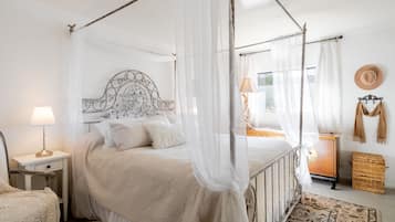 4 bedrooms, desk, iron/ironing board, travel crib