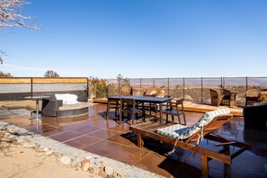 Outdoor dining - 5 Acre Elegant Villa, POOL, Ebikes, Game Room, and Walk to JT National Park (Twentynine Palms)