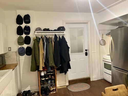 Cozy 1 Bedroom Apartment next to a beautiful park in the Junction