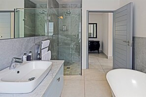 Vila, 2 quartos, piscina particular, vista para o jardim | Banheiro