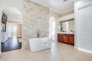 Combined shower/tub, jetted tub, towels, soap