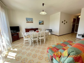 Apartment, 2 Bedrooms, Balcony, City View | Dining room