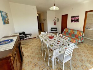 Apartment, 2 Schlafzimmer, Balkon, Stadtblick | Esszimmer
