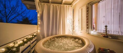Ferienhaus (Two Bedroom Holiday Home with Swimmin) | Eigener Whirlpool