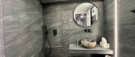 Apartment, 1 Bedroom, Balcony, City View | Bathroom