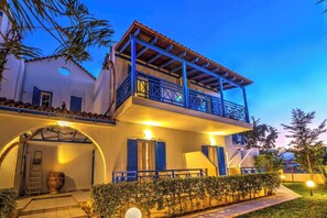 Apartment, 1 Bedroom, Smoking, Balcony | Exterior - Bbq, Balcony, 42mbps, King, Backyard, Full Kitchen-1 (Malevizi)