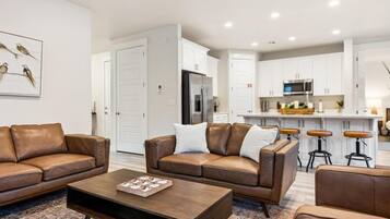 House, 5 Bedrooms | Living room