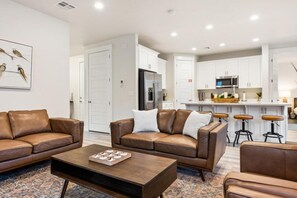 House, 5 Bedrooms | Living room - Modern Oasis by RedAwning (Washington)