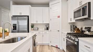 House, 5 Bedrooms | Private kitchen